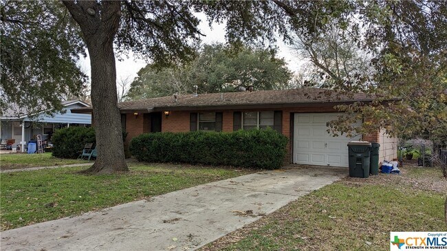 Building Photo - 1437 Highland Dr