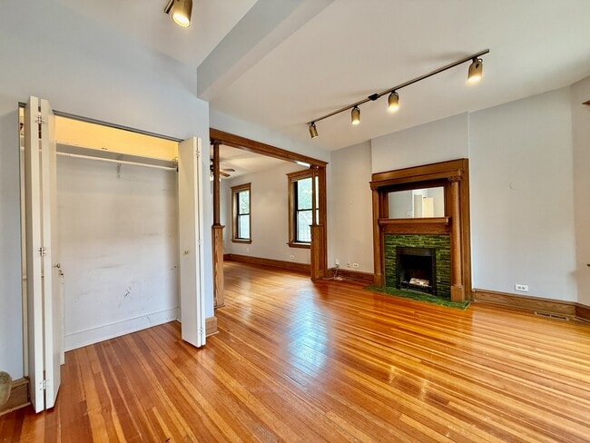 Building Photo - 1901 N Hoyne Ave