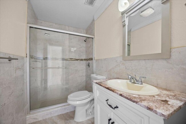 Building Photo - 5540 Lakewood Cir S
