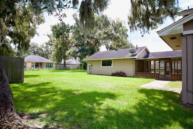 Building Photo - 2109 Riverside Dr