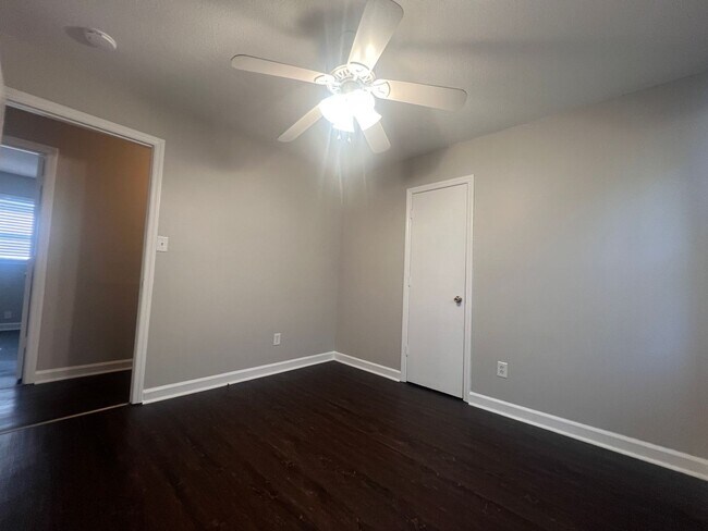 Building Photo - 3605 Somerset Dr
