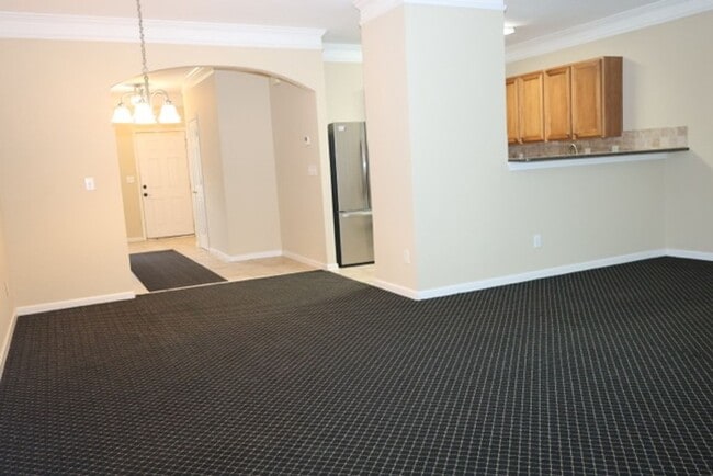 Building Photo - Charming 2-story Townhome