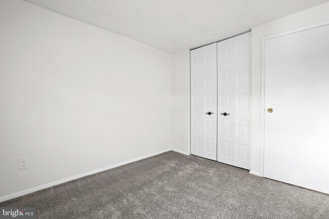 Building Photo - 2916 Bridgehampton Ct