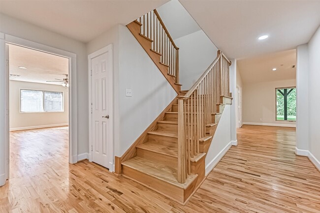 Building Photo - 1207 Thomas Dr