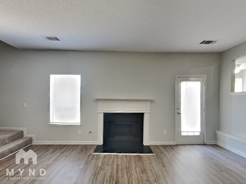 Building Photo - 1128 Village Oaks