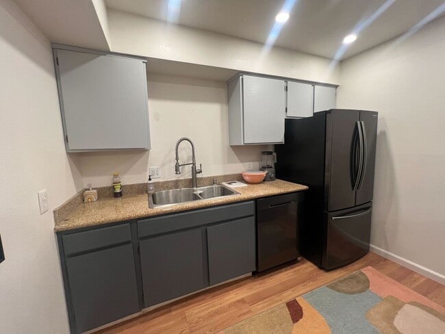 Primary Photo - Charming Furnished 1-Bedroom Loft-Style Co...