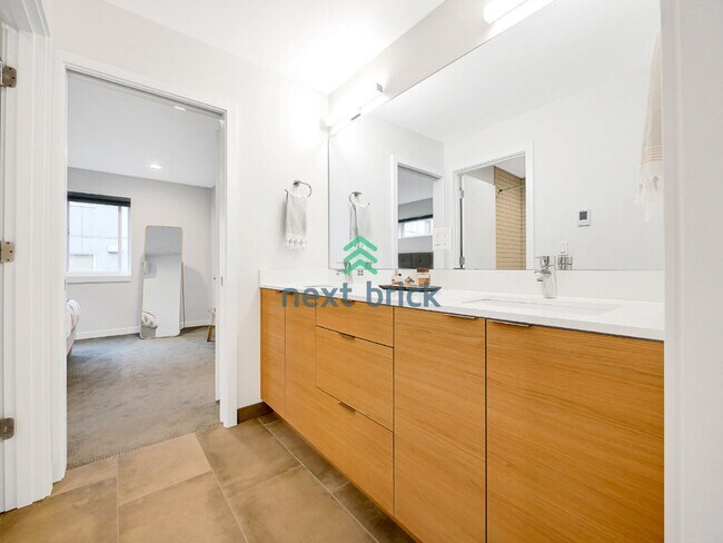 Building Photo - New Spacious 3 Bed 2.5 Bath Town home for Rent!