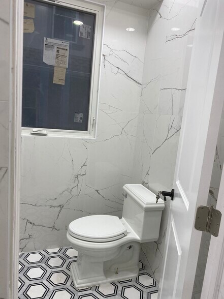 Building Photo - 1820 E 19th St