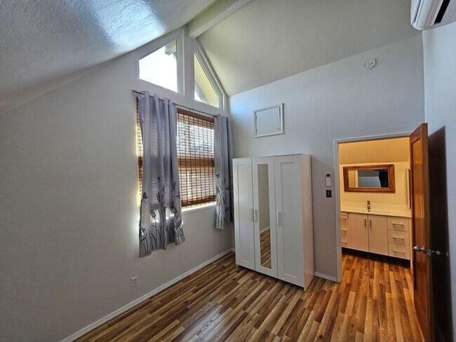 Building Photo - Unique FREESTANDING 2 Bed/ 1.5 Bath Townhome in Mountain View