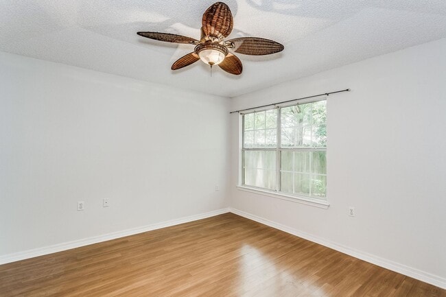 Building Photo - Adorable two-bedroom home with bonus room