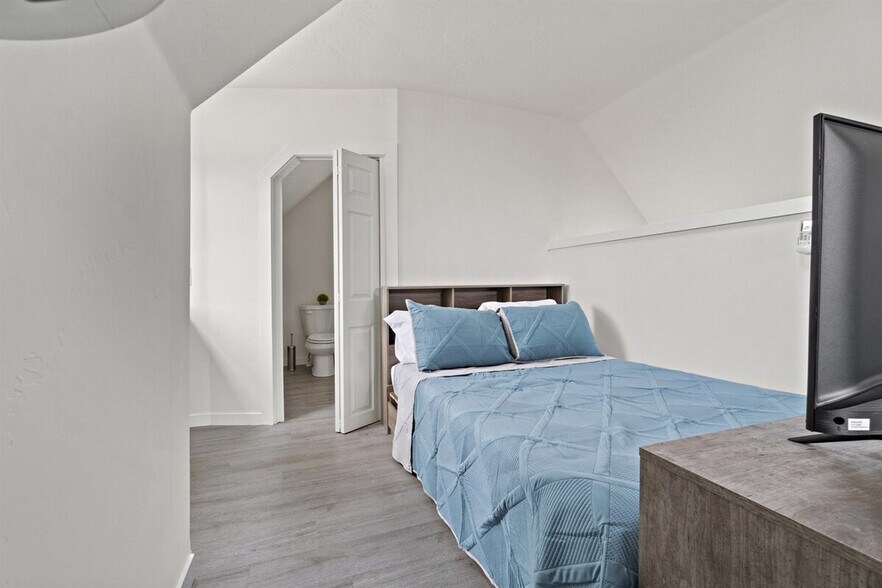 Building Photo - 523 18th Ave S