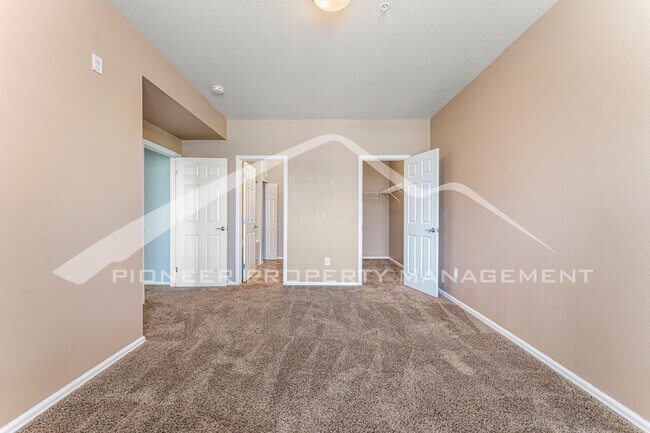 Building Photo - Spacious Condo with central AC and 2 Included Parking Spaces.
