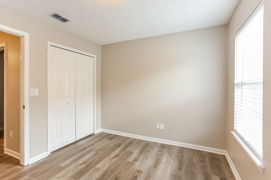 Building Photo - 3416 International Village Dr W