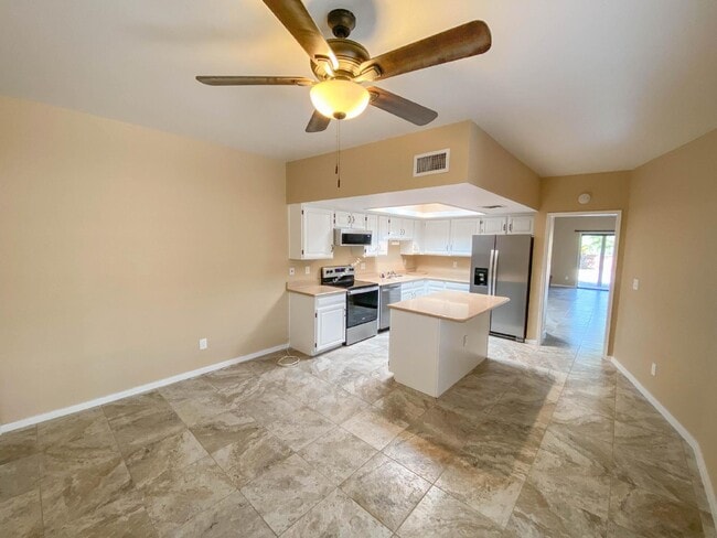 Building Photo - "Charming 2-Bed, 2-Bath Townhouse with Cozy Fireplace in Tucson's Scenic Sunrise Territory neighb...