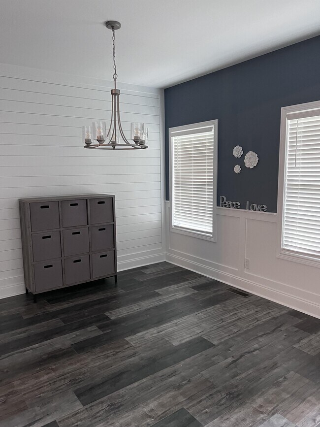 Building Photo - 557 Dexter Dr