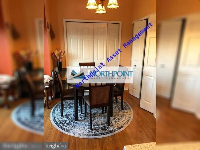 Building Photo - Nice, Sunny & Bright 3 Bedroom 2 full Bath...