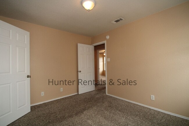 Building Photo - Conveniently Located!!!