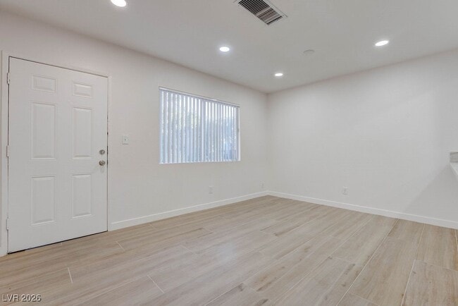 Building Photo - 342 S Water St