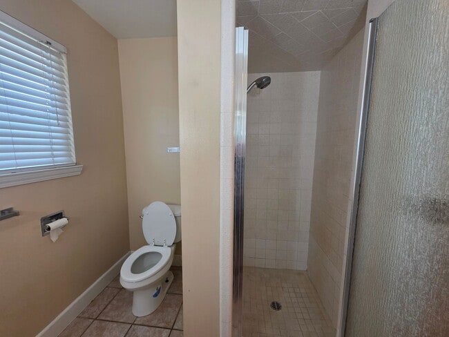 Building Photo - Single story home close to freeway access!
