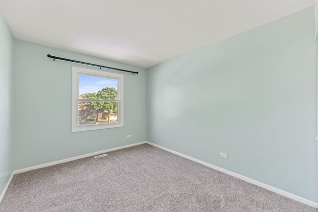 Building Photo - 147 Majestic Dr