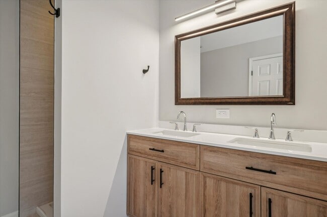 Building Photo - Available mid February - Fully Renovated 3B/2.5B Townhome in West Chester!