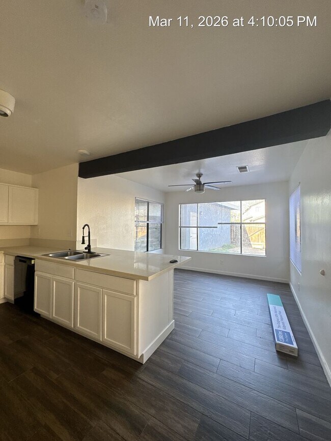 Building Photo - 3512