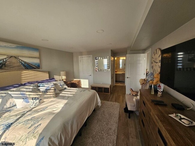 Building Photo - 100 S Berkley Square