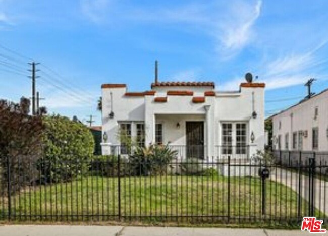 Primary Photo - 1034 N Kenmore Ave