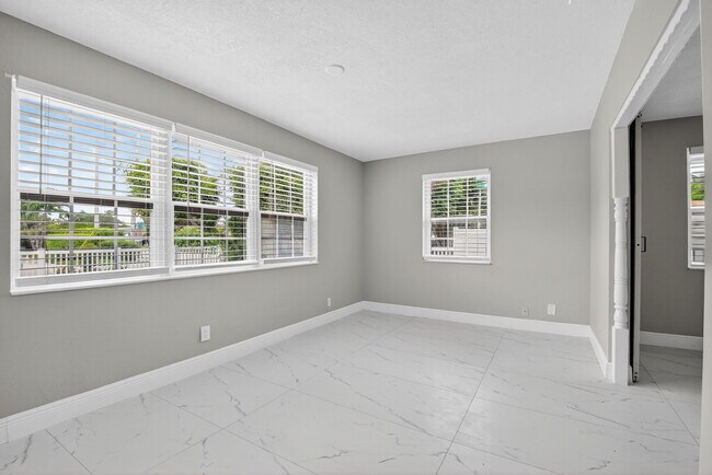 Building Photo - 601 SW 5th Ave