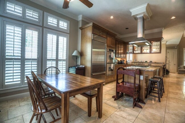 Building Photo - 1043 Memorial Village Dr