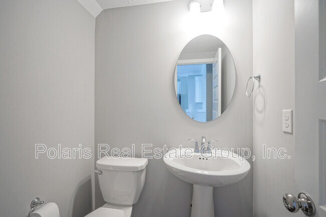 Building Photo - 673 Golborne St