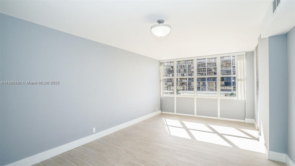 Building Photo - 1901 Brickell Ave #A508