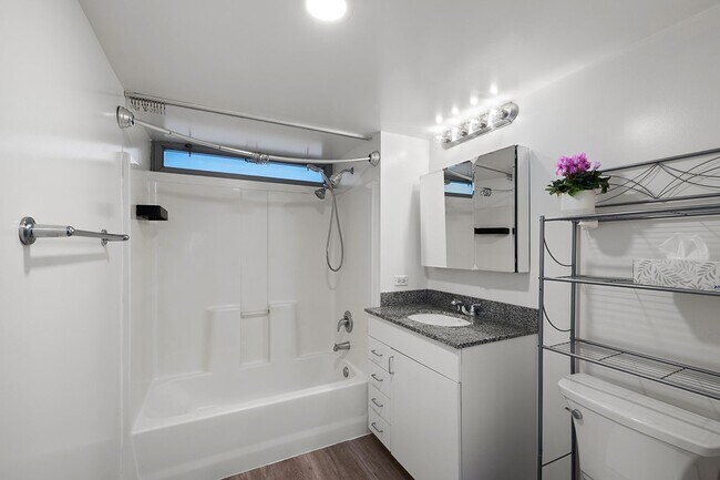 Building Photo - One Bedroom in Heart of Little Italy!