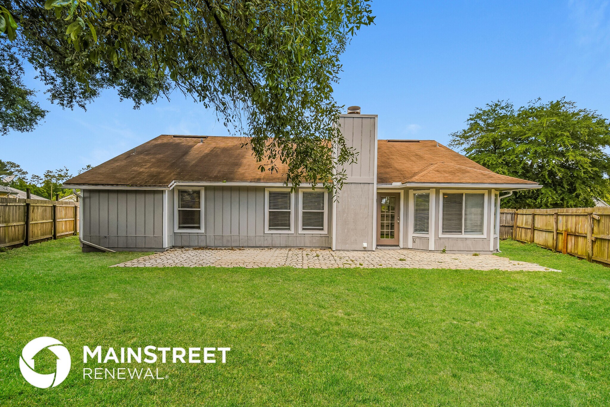 Building Photo - 8854 Rose Hill Dr N