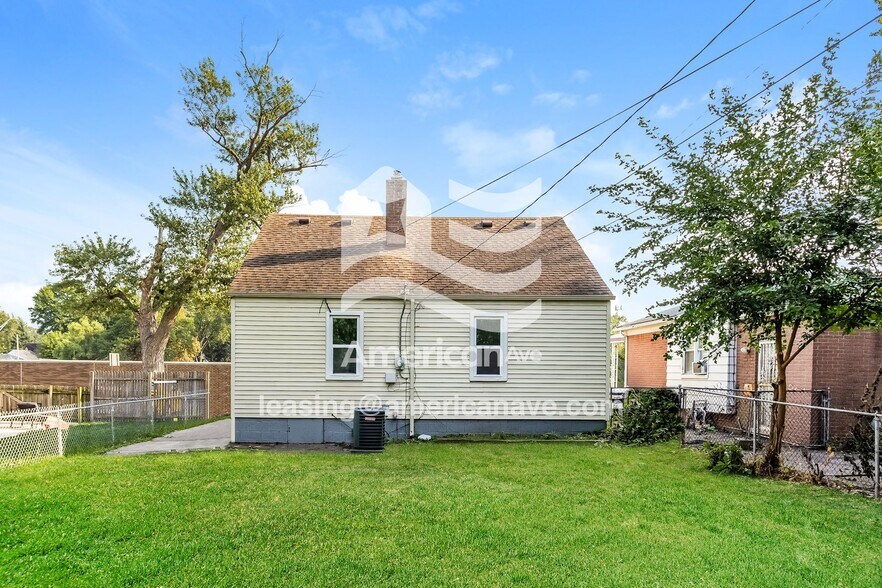 Building Photo - 1817 E 10 Mile Rd
