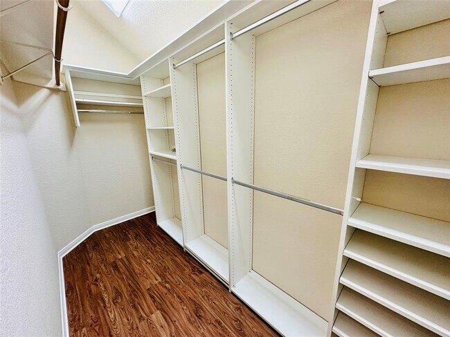 Building Photo - 6514 Clairmont Dr