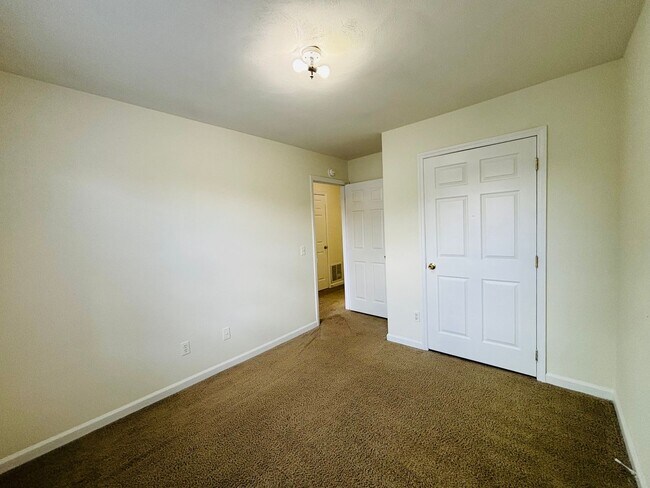 Building Photo - 840 Patrick Henry Dr