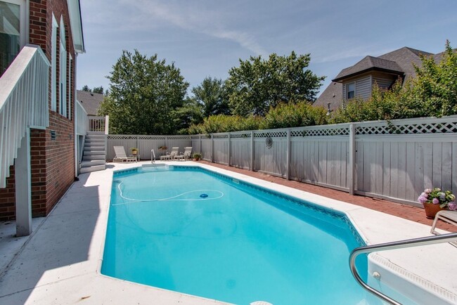 Building Photo - Spacious 4 Bed, 3 Bath Home in Convenientl...