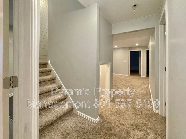 Building Photo - 2896 E Lookout Dr