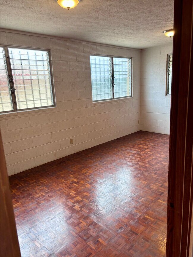 Building Photo - Available September 9, 2026 | A 3 Bedroom + Den, 1.5 bath duplex with 2 parking nested in Kaimuki