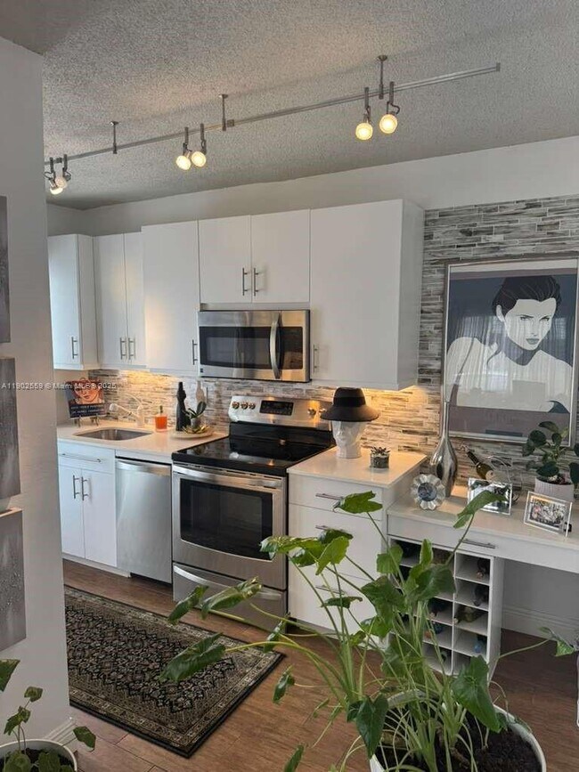 Building Photo - 1650 N Riverside Dr