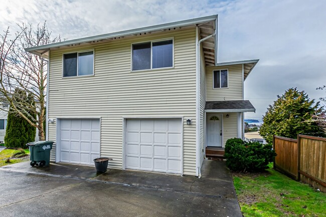 Building Photo - Wonderful Townhome in Browns Point with VI...