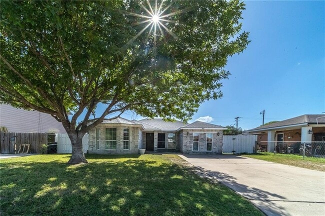 Building Photo - 407 Delia Ave