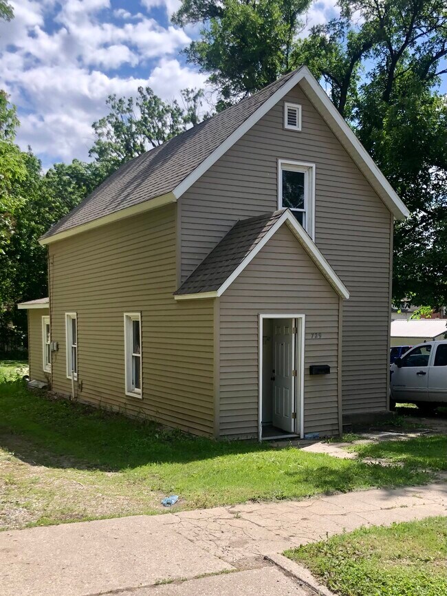 Building Photo - 729 W Cavour Ave