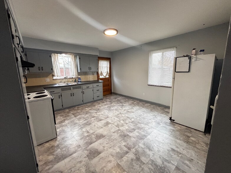 Building Photo - 1862 Kentwell Rd