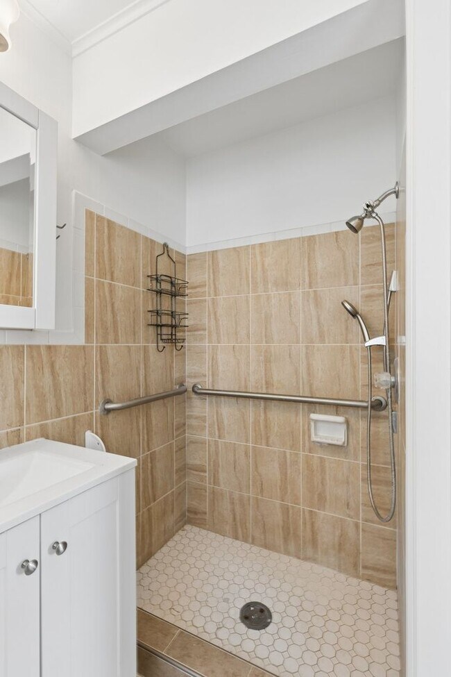 Building Photo - 1108 Larchmont Ln