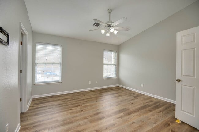 Building Photo - Lee Crossing Neighborhood, Easy access to ...