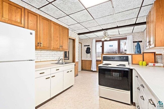 Building Photo - Available For A July/August 1st - 3 Bedroo...