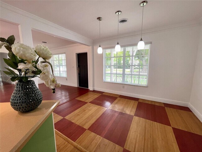 Building Photo - 401 Savona Ave