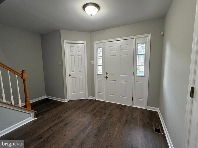Building Photo - 155 Weybridge Dr